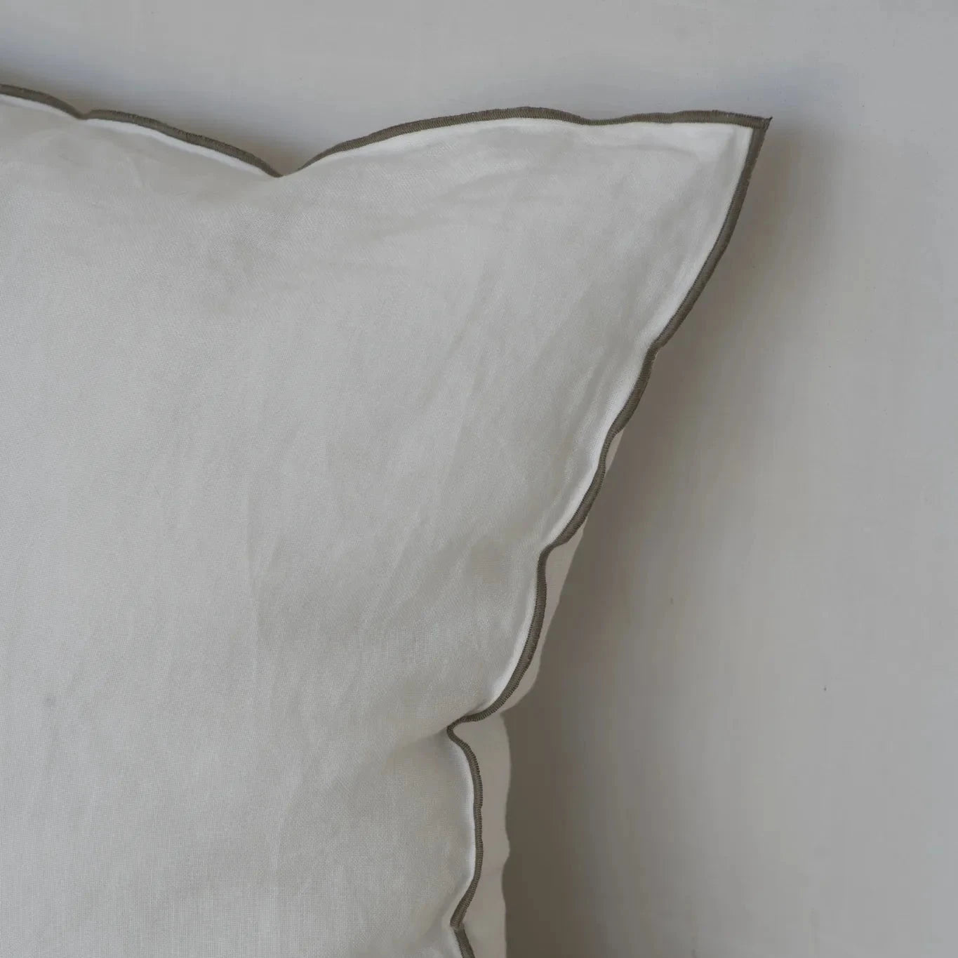 Linatura linen cushion cover beige 50x50 cm edge detail